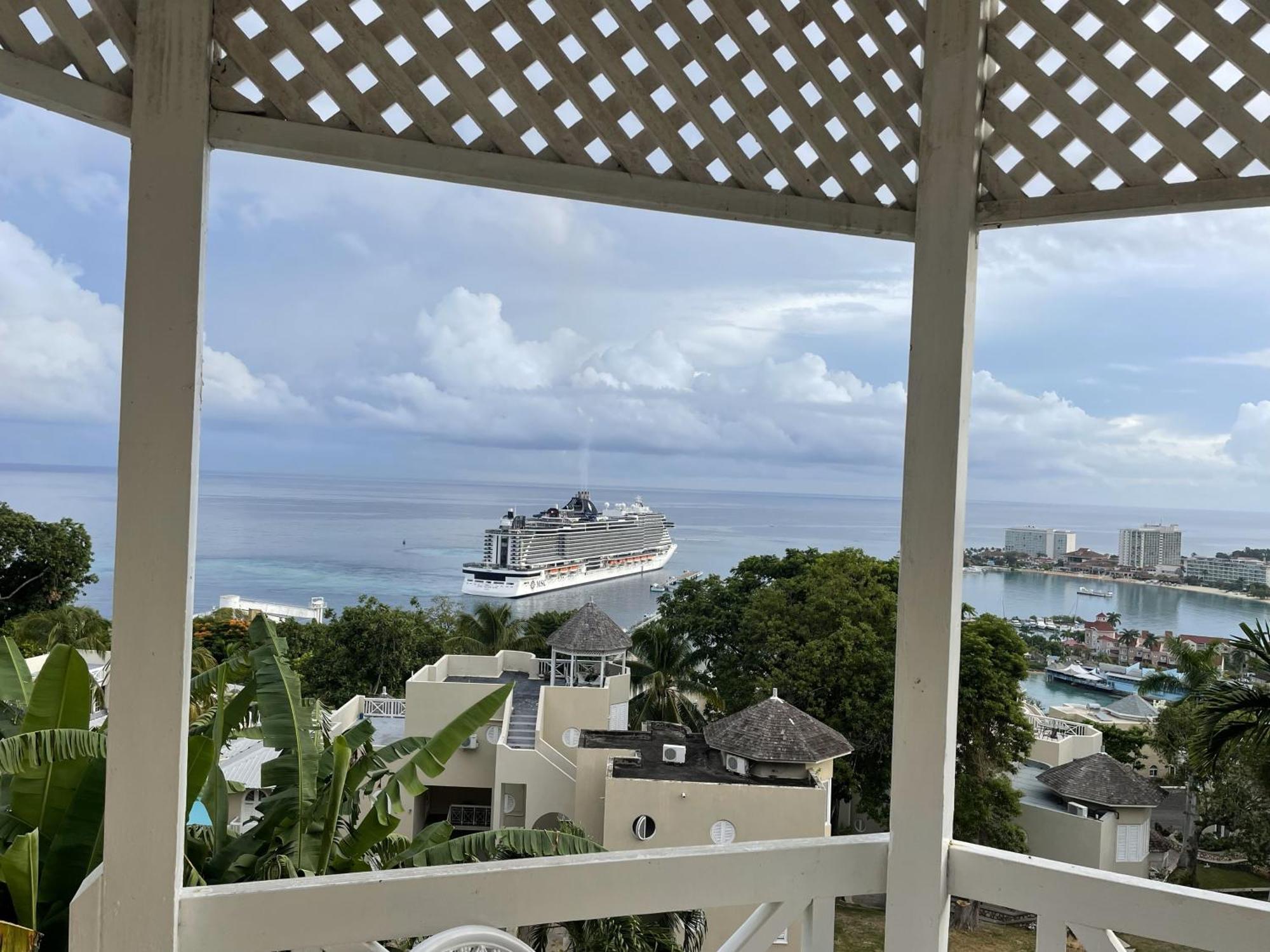 Oceanbreeze Jamaica Penthouse, 7-Minute Walk To Beach Ocho Rios Bagian luar foto