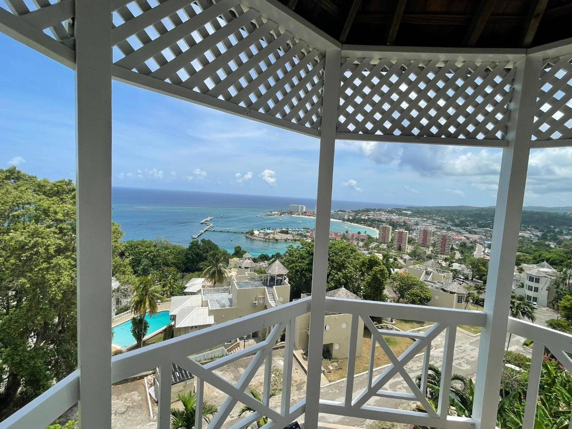 Oceanbreeze Jamaica Penthouse, 7-Minute Walk To Beach Ocho Rios Bagian luar foto