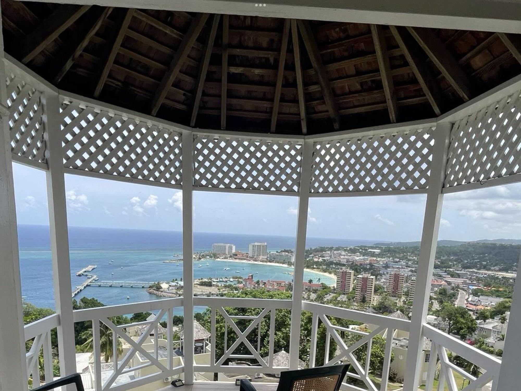 Oceanbreeze Jamaica Penthouse, 7-Minute Walk To Beach Ocho Rios Bagian luar foto