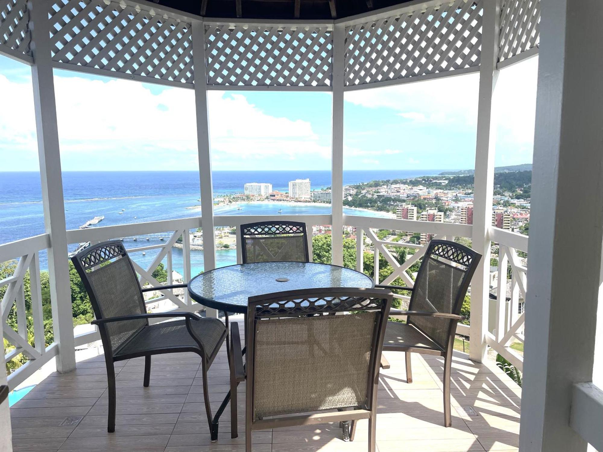 Oceanbreeze Jamaica Penthouse, 7-Minute Walk To Beach Ocho Rios Bagian luar foto