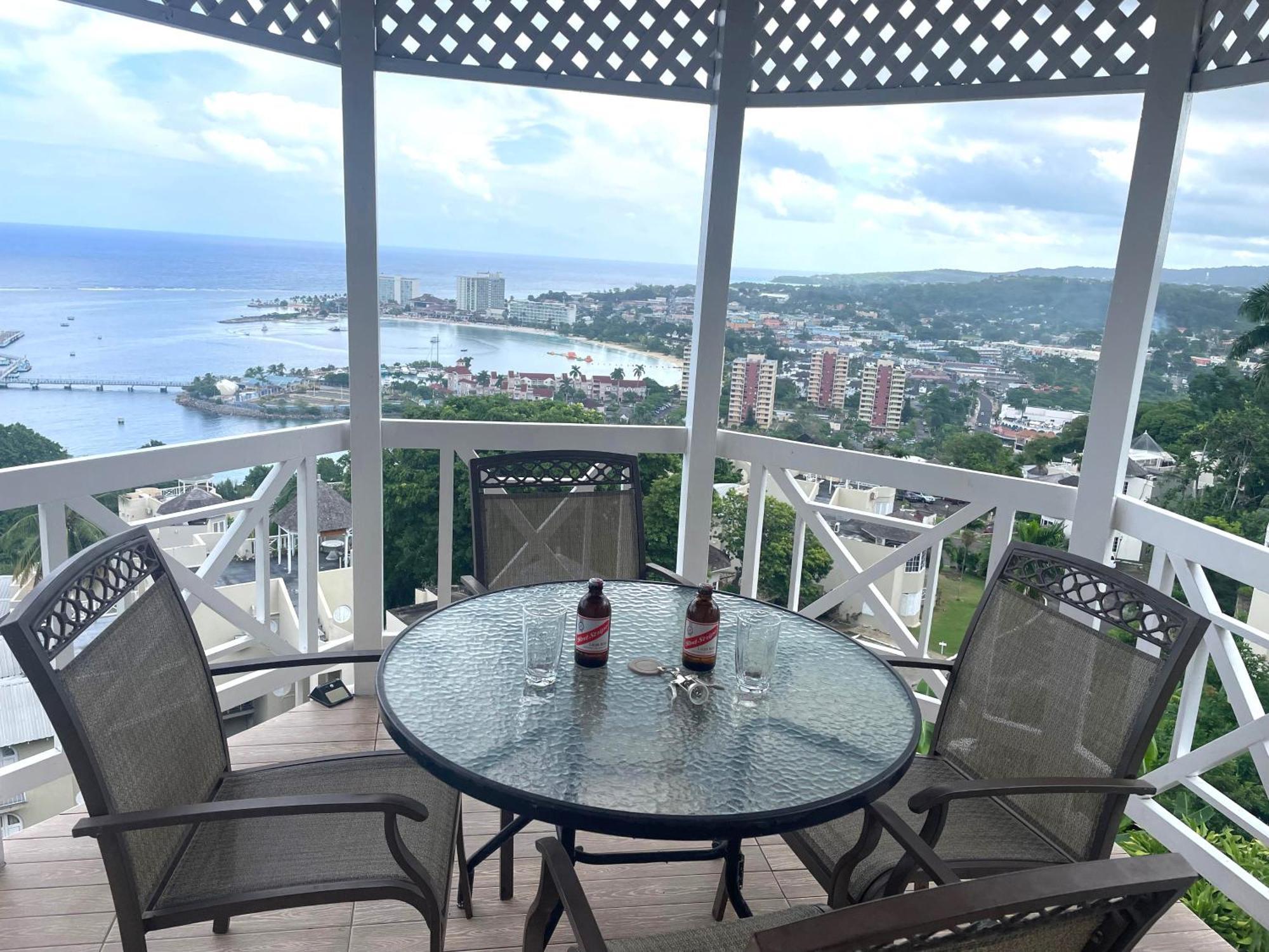 Oceanbreeze Jamaica Penthouse, 7-Minute Walk To Beach Ocho Rios Bagian luar foto