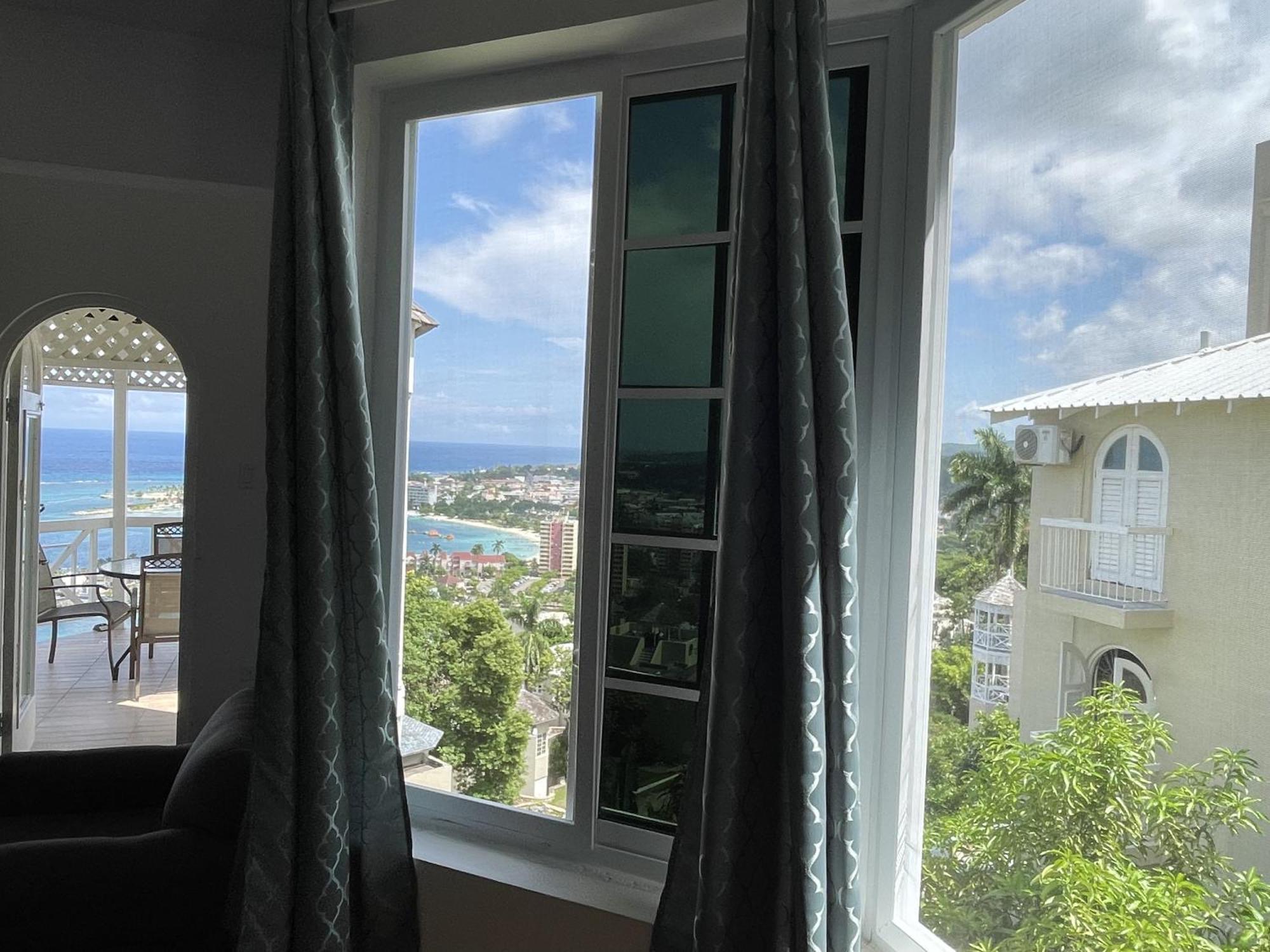Oceanbreeze Jamaica Penthouse, 7-Minute Walk To Beach Ocho Rios Bagian luar foto