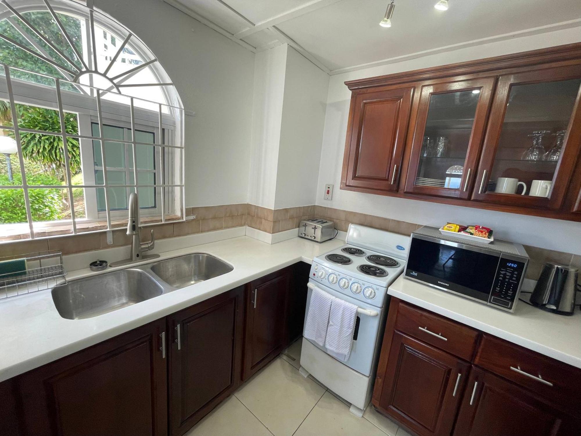 Oceanbreeze Jamaica Penthouse, 7-Minute Walk To Beach Ocho Rios Bagian luar foto