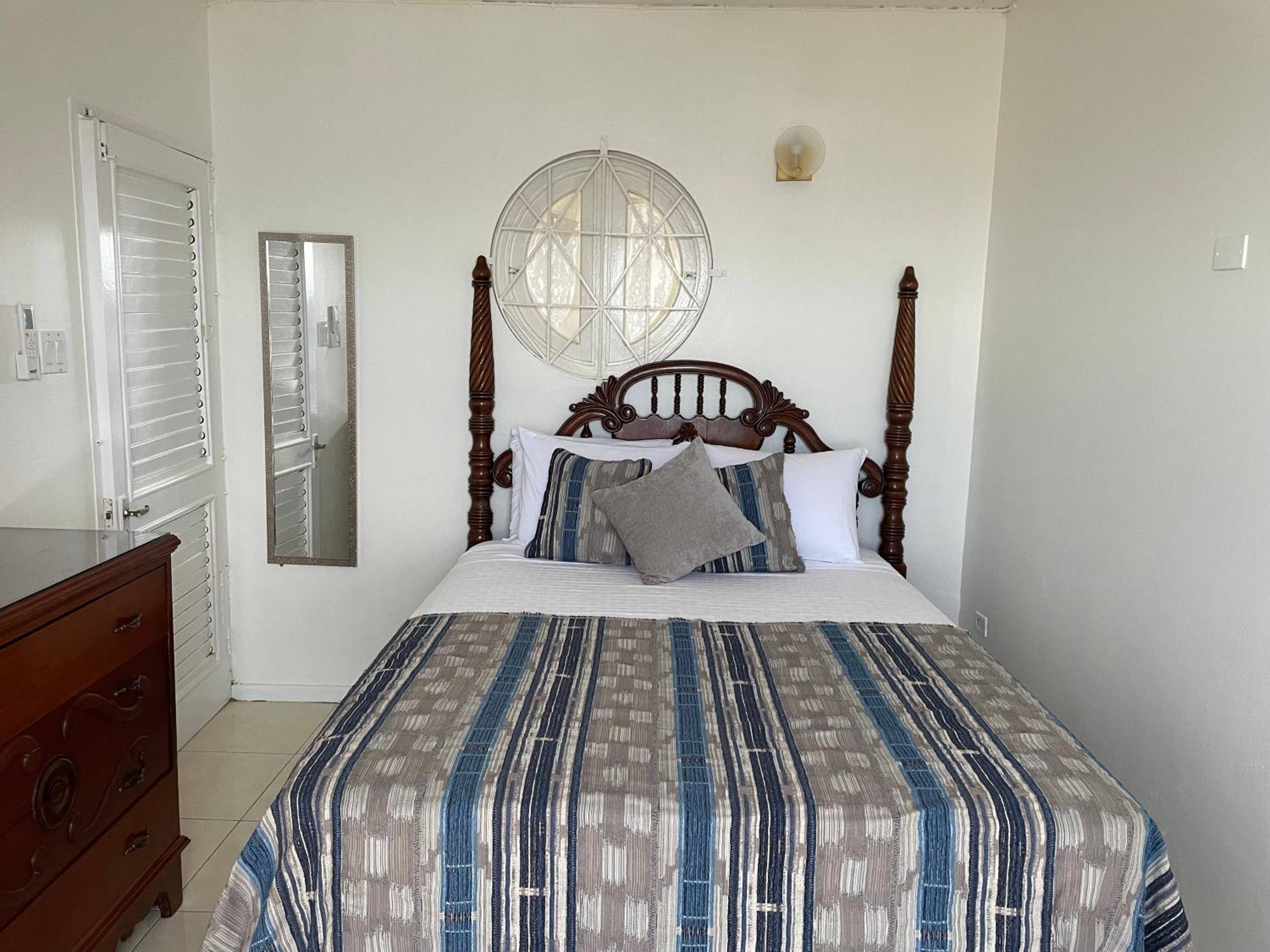 Oceanbreeze Jamaica Penthouse, 7-Minute Walk To Beach Ocho Rios Bagian luar foto