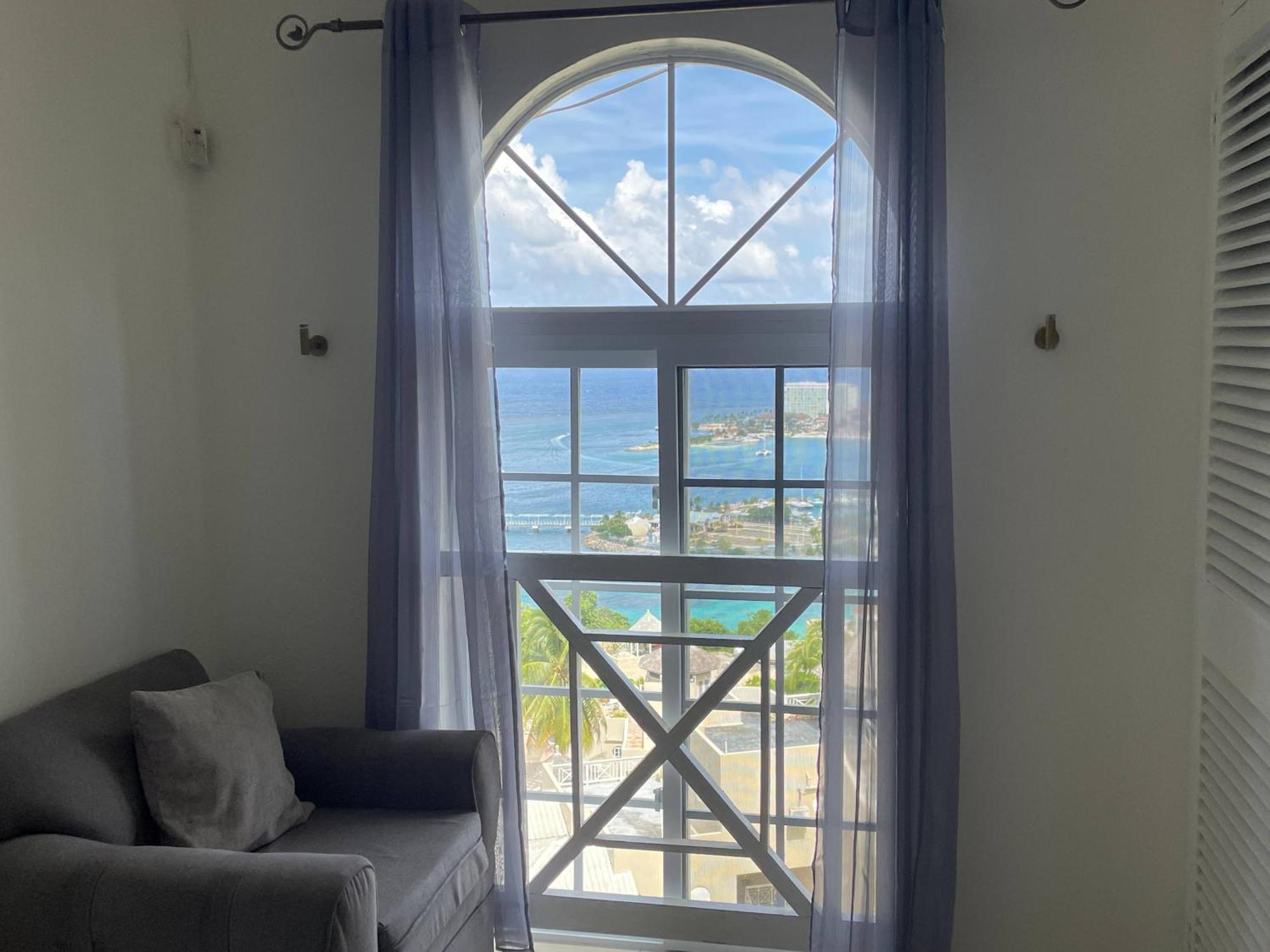 Oceanbreeze Jamaica Penthouse, 7-Minute Walk To Beach Ocho Rios Bagian luar foto