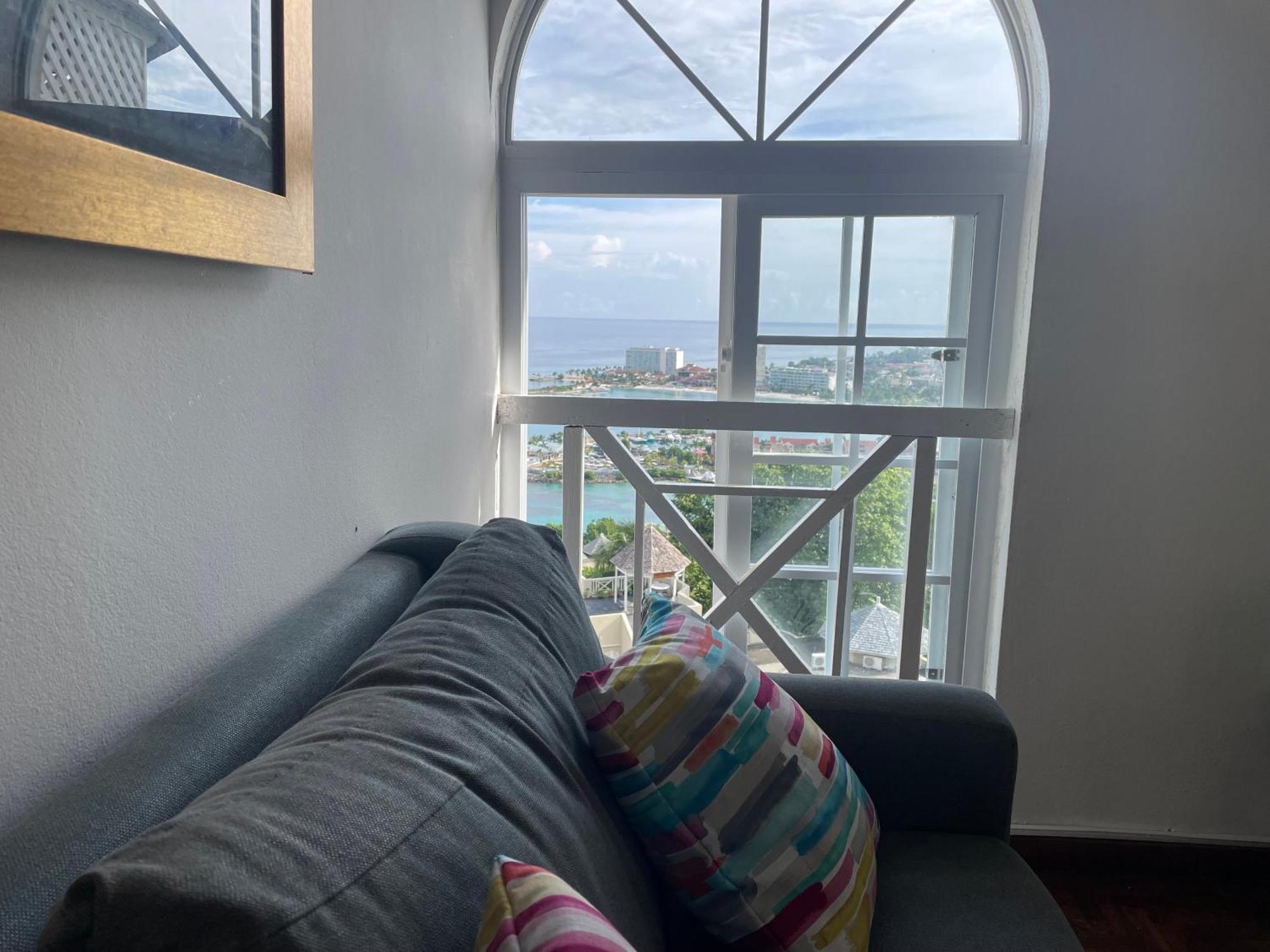 Oceanbreeze Jamaica Penthouse, 7-Minute Walk To Beach Ocho Rios Bagian luar foto